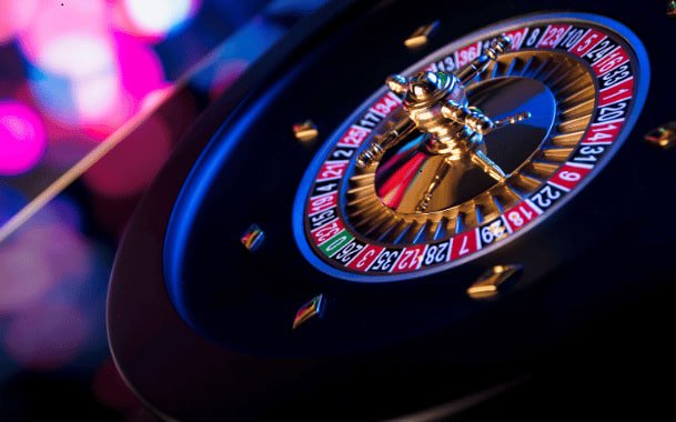 53l pro ဂိမ်းလော်ဘီ baccarat နှင့် card table games ကစားနေသောမြင်ကွင်း